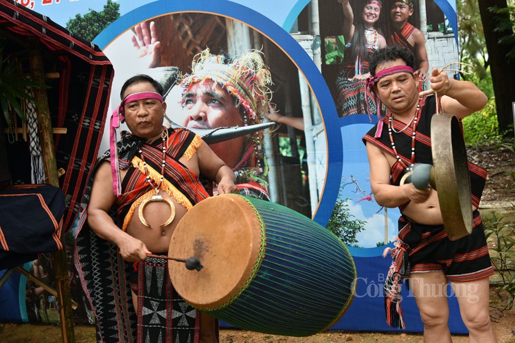 Lễ hội mừng lúa mới của đồng bào Cơ Tu Lễ hội mừng lúa mới của đồng bào Cơ Tu