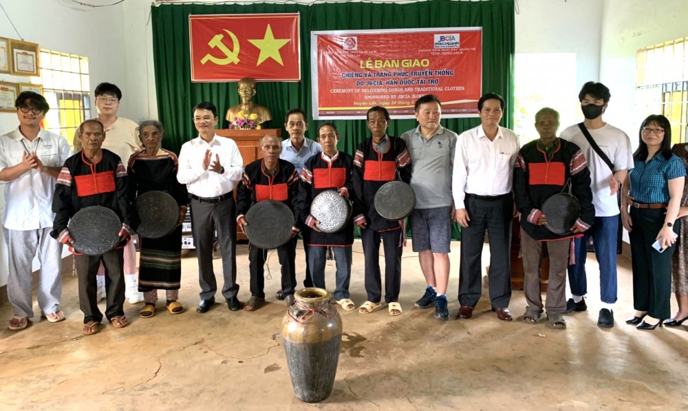 Đắk Lắk: Bàn giao chiêng và trang phục truyền thống cho đồng bào dân tộc