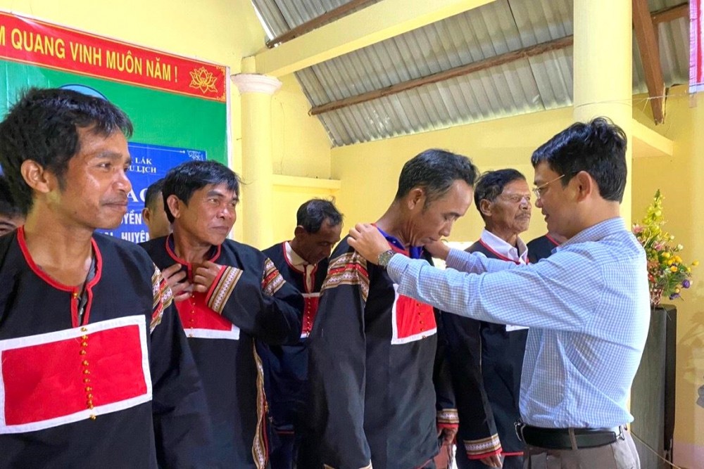 Đắk Lắk: Bàn giao chiêng và trang phục truyền thống cho đồng bào dân tộc