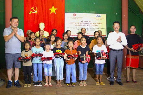 Đắk Lắk: Bàn giao chiêng và trang phục truyền thống cho đồng bào dân tộc