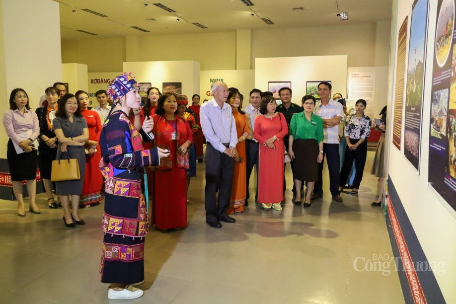 Các đại biểu tham quan gian trưng bày những hình ảnh về mảnh đất, con người và di sản văn hóa tỉnh Hà Giang.
