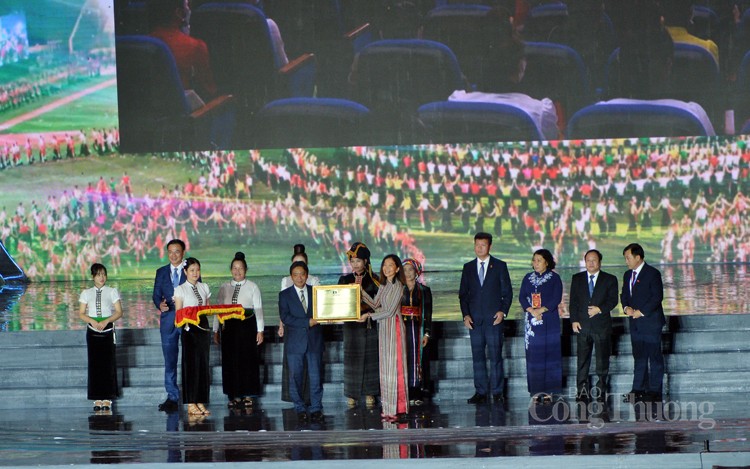 Long trọng đón nhận Bằng UNESCO ghi danh “Nghệ thuật Xòe Thái”