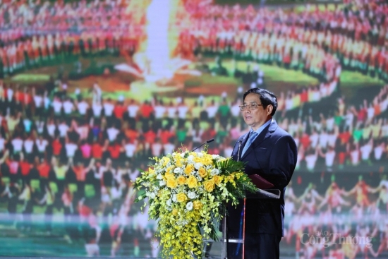 Thủ tướng Chính phủ tham dự lễ đón Bằng UNESCO ghi danh “Nghệ thuật Xòe Thái” tại Yên Bái