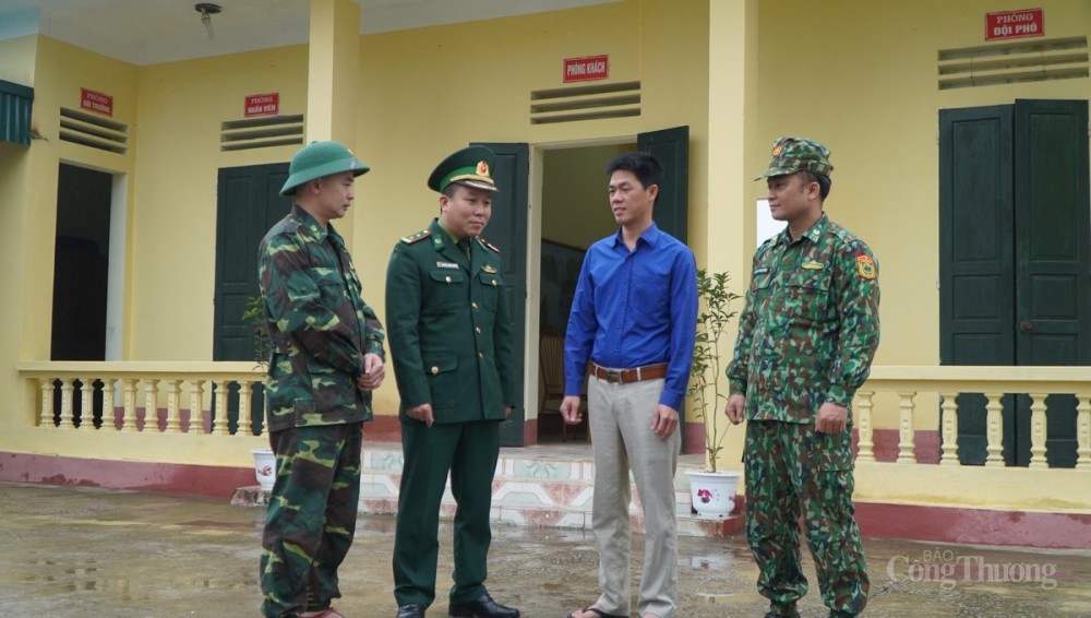 Trưởng thôn Hoàng Văn Ngân (áo xanh) phối hợp cùng lực lượng biên phòng đảm bảo trật tự, an ninh biên giới