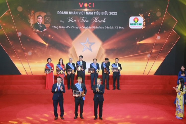 Tổng giám đốc PVCFC Văn Tiến Thanh - Doanh nhân tiêu biểu năm 2022