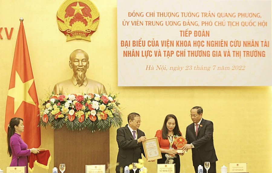 Chị Lù Thị Tỉnh nhận khen thưởng từ Phó Chủ tịch Quốc hội Trần Quang Phương (bên phải)