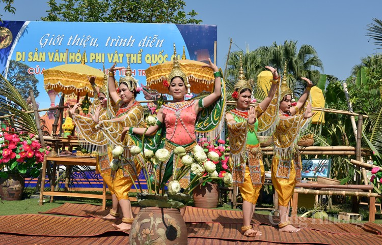 Lan toả văn hoá của đồng bào Khmer qua lễ hội Ok Om Bok Lan toả văn hoá của đồng bào Khmer qua lễ hội Ok Om Bok