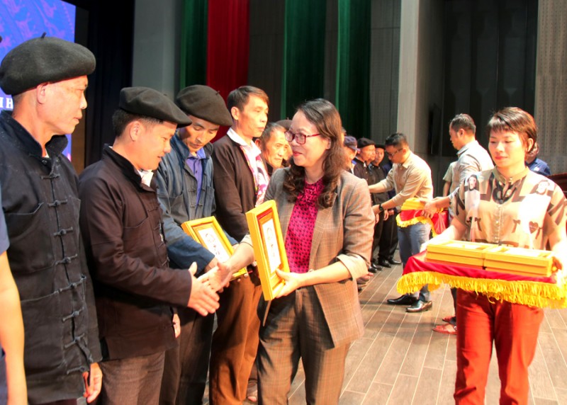 Thứ trưởng, Phó Chủ nhiệm Uỷ ban Dân tộc Hoàng Thị Hạnh tặng quà người có uy tín tiêu biểu tỉnh Hà Giang