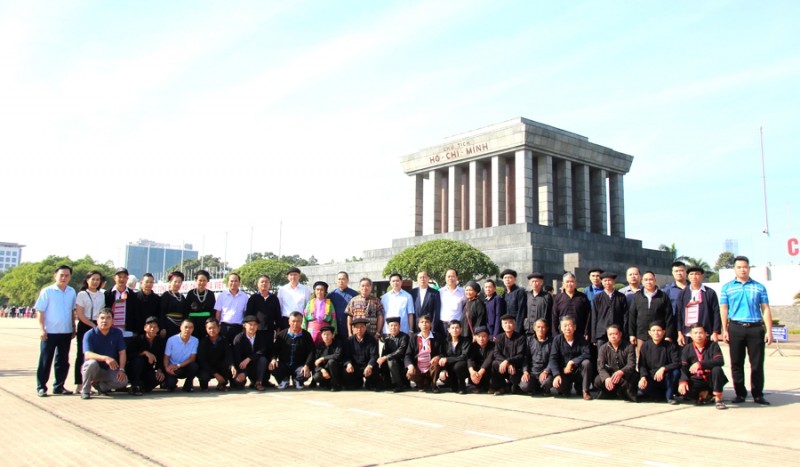Đoàn đại biểu người có uy tín tiêu biểu trong đồng bào dân tộc thiểu số tỉnh Hà Giang chụp ảnh lưu niệm tại Lăng Bác.