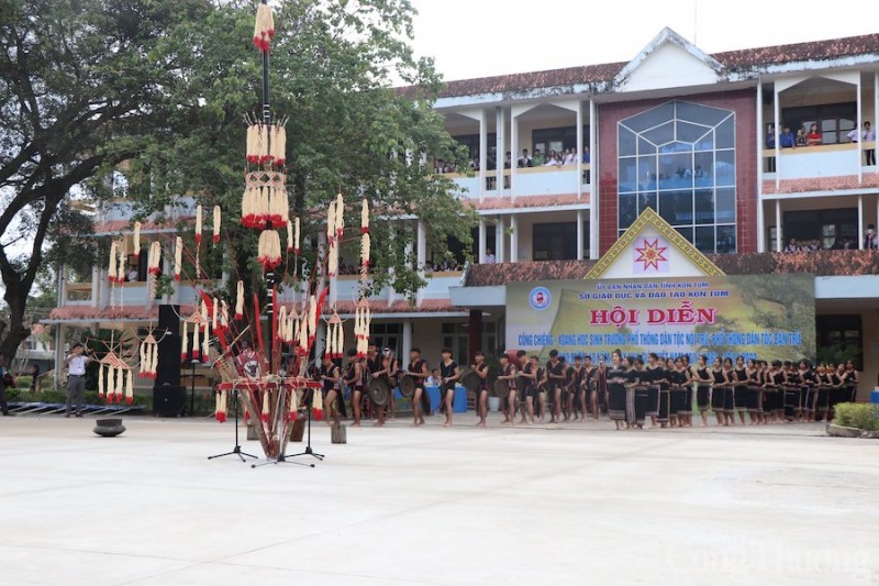 Kon Tum: 900 em học sinh tham gia trình diễn cồng chiêng, múa xoang