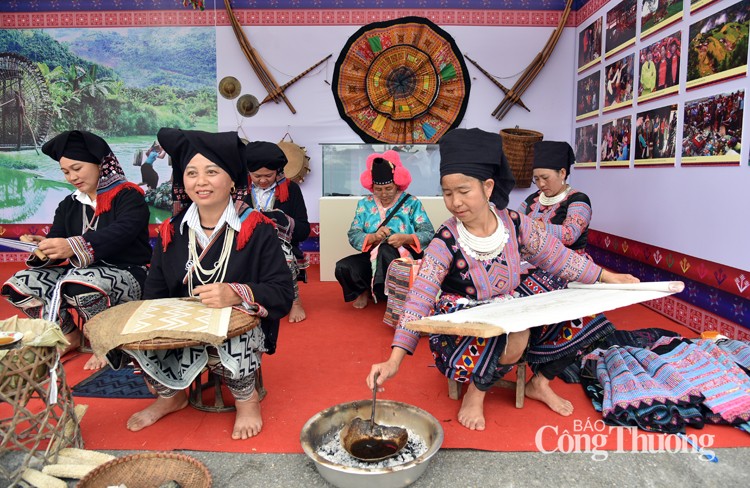 Sắc màu không gian văn hóa các dân tộc tại Làng Văn hóa