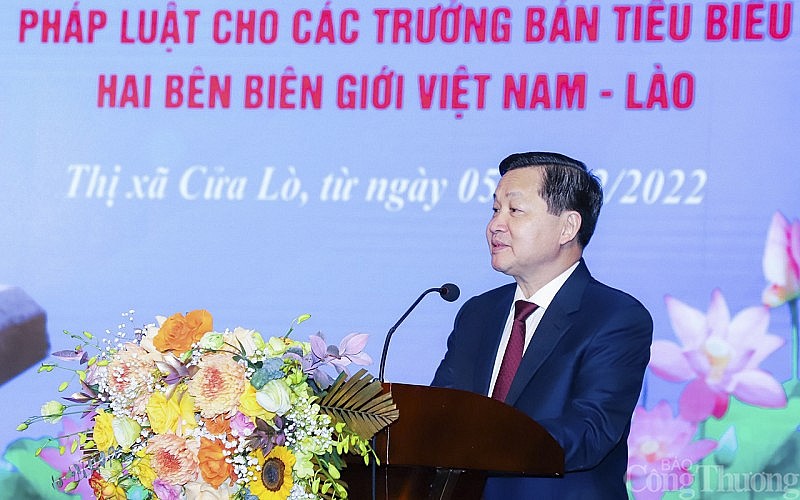 Phổ biến chính sách, pháp luật cho các trưởng bản 2 nước Việt Nam – Lào
