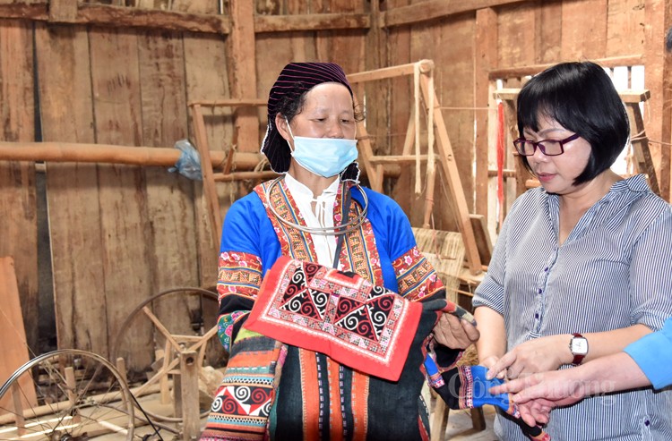 Giá trị trang phục truyền thống các dân tộc thiểu số trong đời sống đương đại