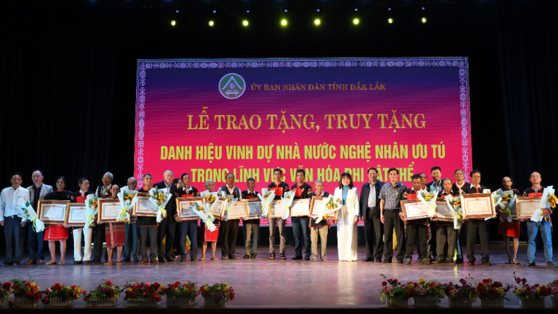 Lãnh đạo tỉnh và các sở, ngành chụp hình lưu niệm với các nghệ nhân ưu tú và thân nhân các nghệ nhân ưu tú