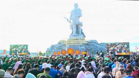 Kỷ niệm và khánh thành tượng đài Anh hùng N’Trang Lơng
