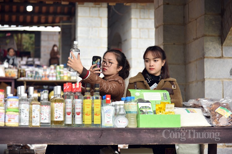 Trải nghiệm Chợ phiên vùng cao ngày Tết tại Làng Văn hóa