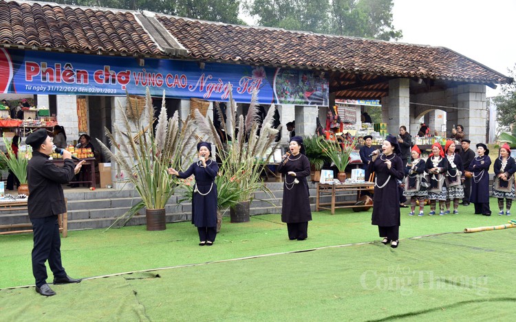 Trải nghiệm Chợ phiên vùng cao ngày Tết tại Làng Văn hóa