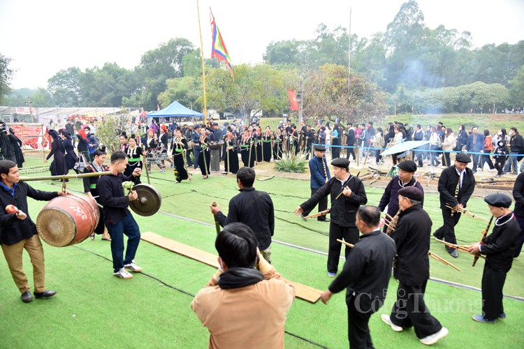 Trải nghiệm Chợ phiên vùng cao ngày Tết tại Làng Văn hóa