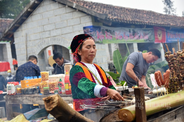 Trải nghiệm Chợ phiên vùng cao ngày Tết tại Làng Văn hóa