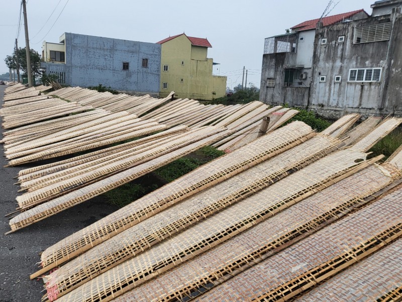 Hà Tĩnh: Làng nghề đốt lửa phơi bánh đa nem phục vụ Tết Nguyên đán