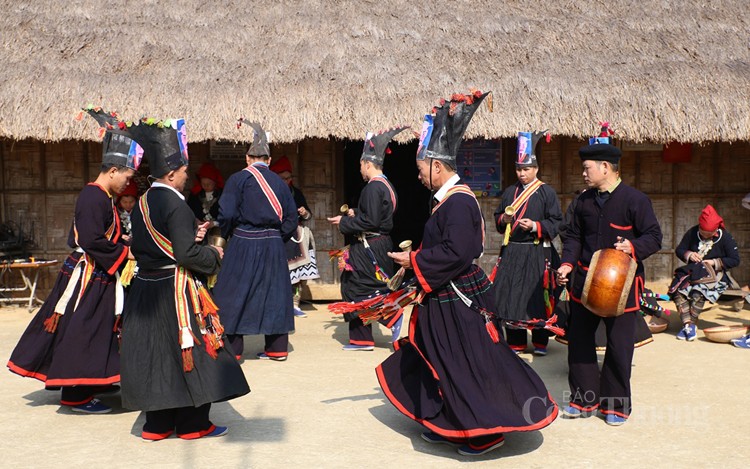 Lễ cầu mùa đầu năm mới của dân tộc Dao Tiền Lễ cầu mùa đầu năm mới của dân tộc Dao Tiền