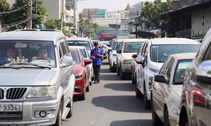 Ôtô đăng kiểm ùn ứ sau khi nhiều trung tâm dừng hoạt động