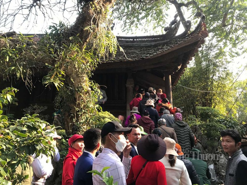 Chùa Thầy - ngôi chùa cổ kính bậc nhất Hà Nội tấp nập du khách tham quan, chiêm bái