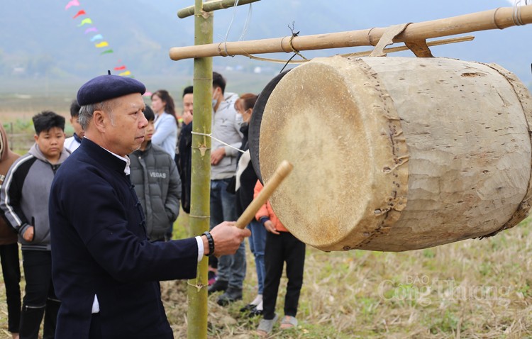 Lễ hội Lùng tùng - Lễ xuống đồng của dân tộc Thái Tây Bắc Lễ hội Lùng tùng - Lễ xuống đồng của dân tộc Thái Tây Bắc