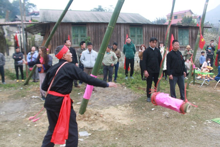 Tưng bừng Lễ hội xuống đồng của dân tộc Tày Tả Chải (Bắc Hà)