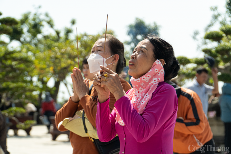 Hàng nghìn người đổ về ngôi chùa lớn nhất Đà Nẵng dịp Tết Nguyên tiêu Hàng nghìn người đổ về ngôi chùa lớn nhất Đà Nẵng dịp Tết Nguyên tiêu