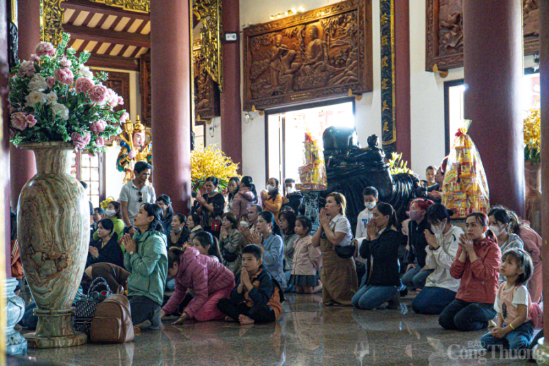 Hàng nghìn người đổ về ngôi chùa lớn nhất Đà Nẵng dịp Tết Nguyên tiêu Hàng nghìn người đổ về ngôi chùa lớn nhất Đà Nẵng dịp Tết Nguyên tiêu