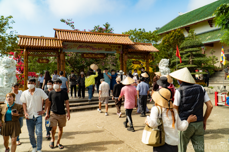 Hàng nghìn người đổ về ngôi chùa lớn nhất Đà Nẵng dịp Tết Nguyên tiêu Hàng nghìn người đổ về ngôi chùa lớn nhất Đà Nẵng dịp Tết Nguyên tiêu