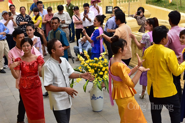 Múa rom vong, món ăn tinh thần của dân tộc Khmer