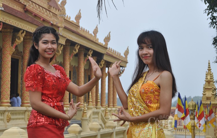 Múa rom vong, món ăn tinh thần của dân tộc Khmer