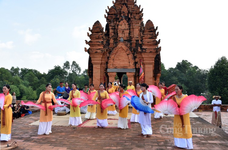 Lễ mở cửa tháp, cầu mong sức khỏe bình an của người Chăm Lễ mở cửa tháp, cầu mong sức khỏe bình an của người Chăm