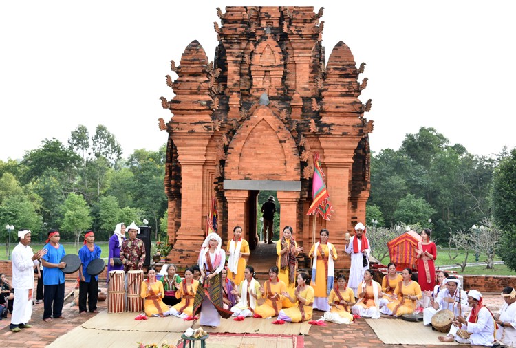 Lễ mở cửa tháp, cầu mong sức khỏe bình an của người Chăm Lễ mở cửa tháp, cầu mong sức khỏe bình an của người Chăm