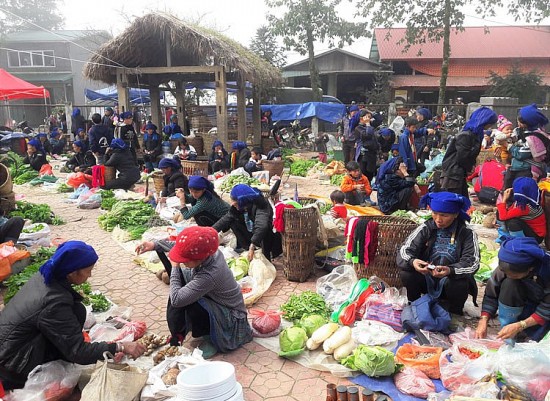 Hấp dẫn chợ phiên vùng cao Y Tý