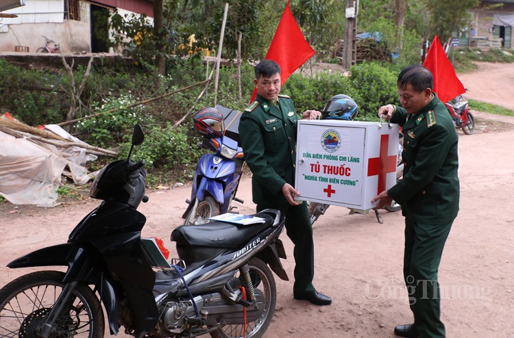 Tự hào những thầy thuốc mang quân hàm xanh miền biên viễn Tự hào những thầy thuốc mang quân hàm xanh miền biên viễn