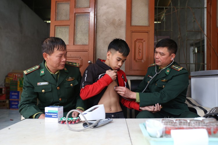 Tự hào những thầy thuốc mang quân hàm xanh miền biên viễn Tự hào những thầy thuốc mang quân hàm xanh miền biên viễn
