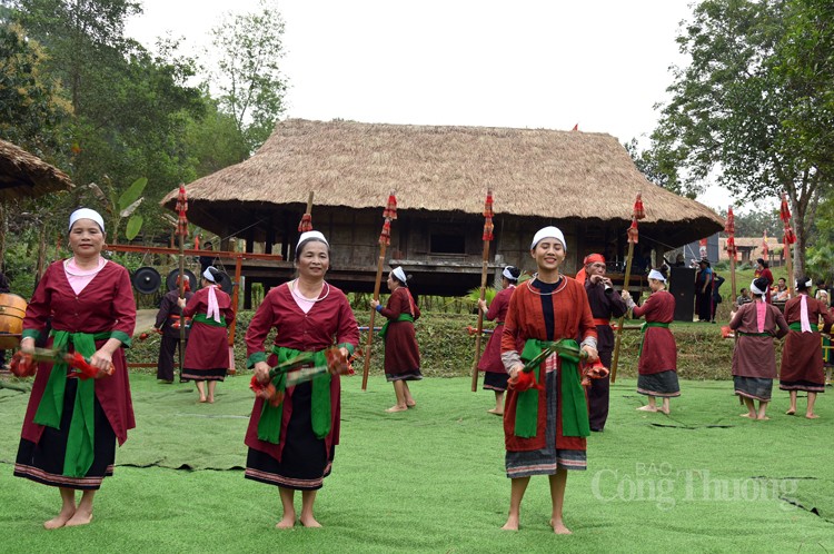 Mộc mạc, bình dị trang phục truyền thống phụ nữ dân tộc Thổ của xứ Thanh