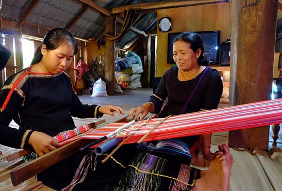 Giữ lửa cho nghề dệt thổ cẩm truyền thống Tây Nguyên