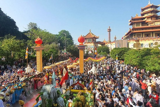Hàng nghìn người đổ về Lễ hội Quán Thế Âm Ngũ Hành Sơn Đà Nẵng