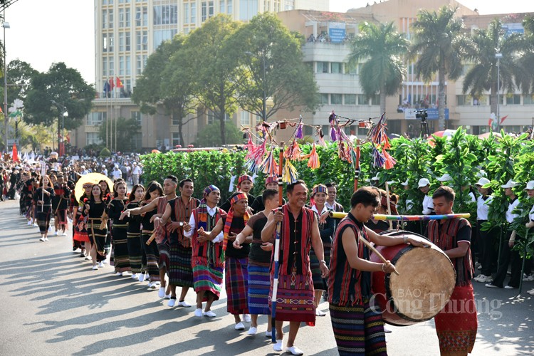 Hàng nghìn du khách tham dự Lễ hội đường phố Buôn Ma Thuột 2023 Hàng nghìn du khách tham dự Lễ hội đường phố Buôn Ma Thuột 2023
