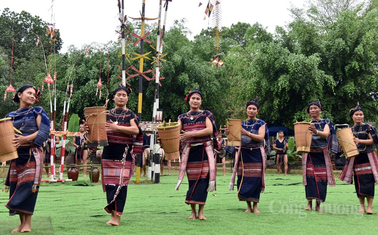 Trang phục truyền thống dân tộc Ba Na: Lấy thiên nhiên làm hình mẫu