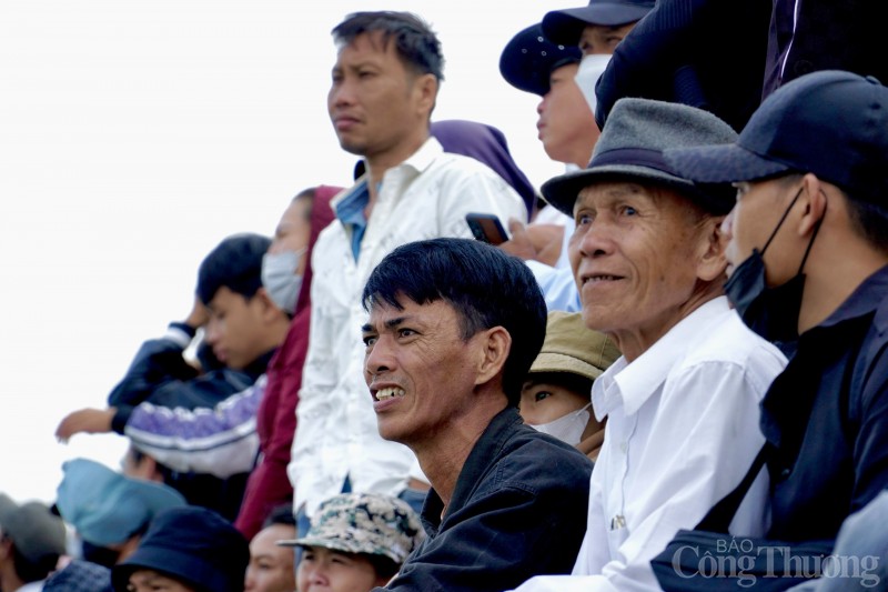 Sôi nổi hội thi đua thuyền bên bờ sông Hàn Đà Nẵng Sôi nổi hội đua thuyền bên bờ sông Hàn Đà Nẵng