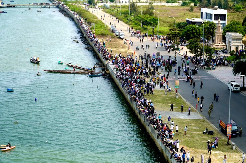 Sôi nổi hội thi đua thuyền bên bờ sông Hàn Đà Nẵng Sôi nổi hội đua thuyền bên bờ sông Hàn Đà Nẵng