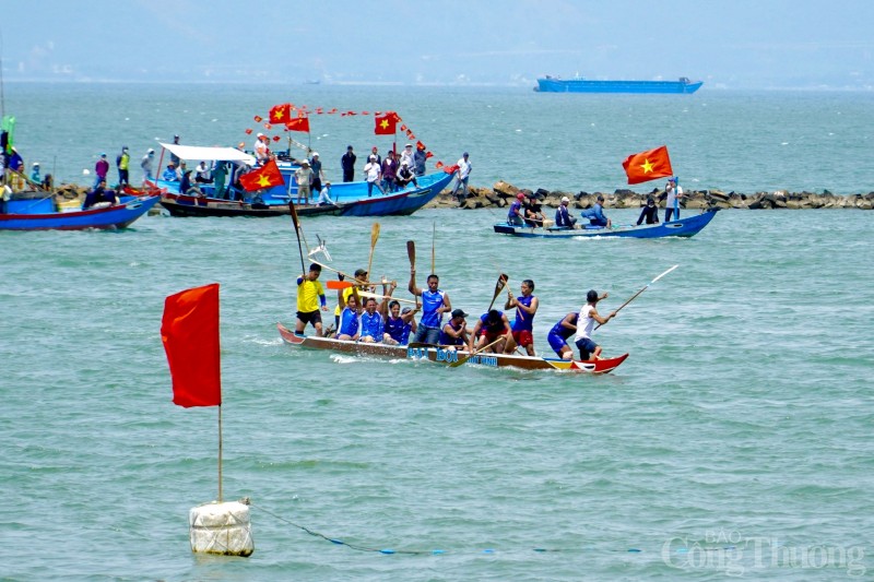 Sôi nổi hội thi đua thuyền bên bờ sông Hàn Đà Nẵng Sôi nổi hội đua thuyền bên bờ sông Hàn Đà Nẵng