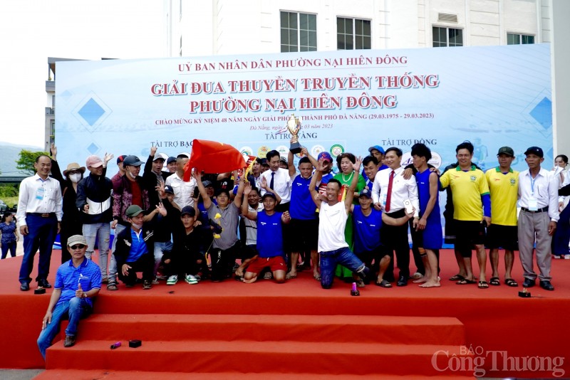 Sôi nổi hội thi đua thuyền bên bờ sông Hàn Đà Nẵng Sôi nổi hội đua thuyền bên bờ sông Hàn Đà Nẵng