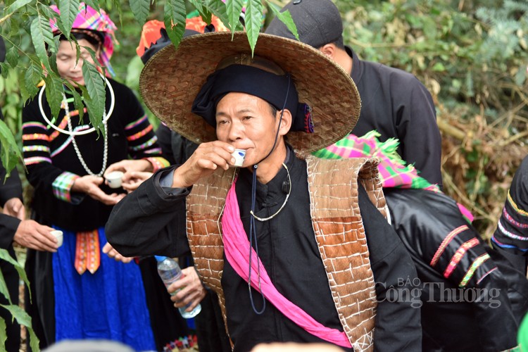 Nghi lễ cúng rừng: Nâng cao ý thức bảo vệ rừng của đồng bào Tây Bắc Nghi lễ cúng rừng: Nâng cao ý thức bảo vệ rừng của đồng bào Tây Bắc