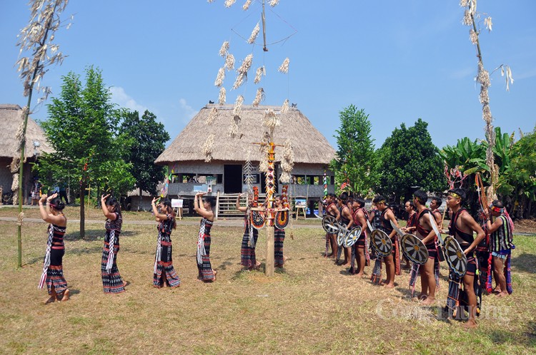 Cây nêu trong văn hóa của đồng bào Tây Nguyên Cây nêu trong văn hóa của đồng bào Tây Nguyên